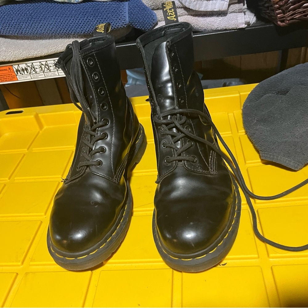 Women’s dr. Martens  1460 leather boots